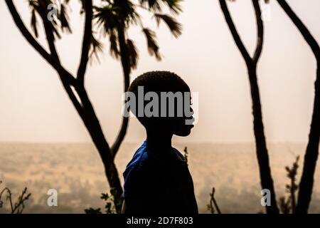 Silhouette eines Jungen in Niamey, Niger, Afrika Stockfoto