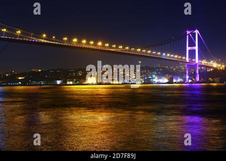 Blick auf die Bosporus-Brücke bei Nacht in Istanbul, Türkei Stockfoto