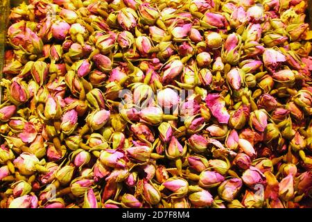 Getrocknete Rosenknospen zum Verkauf im Großen Basar von Istanbul Stockfoto