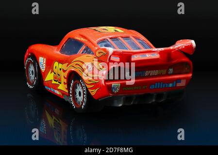 Pixars Lightning McQueen Modell Spielzeug Auto mit Kratzern und Markierungen nach dem Gebrauch. Stockfoto