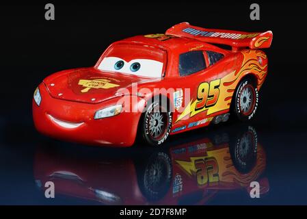 Pixars Lightning McQueen Modell Spielzeug Auto mit Kratzern und Markierungen nach dem Gebrauch. Stockfoto