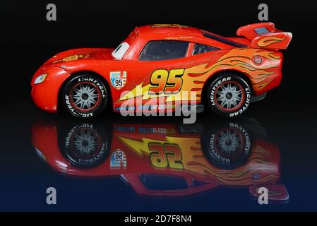 Pixars Lightning McQueen Modell Spielzeug Auto mit Kratzern und Markierungen nach dem Gebrauch. Stockfoto