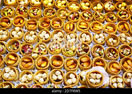Turkish Delight Süßigkeiten am Gewürzmarkt oder großen Basar in Istanbul Türkei Stockfoto
