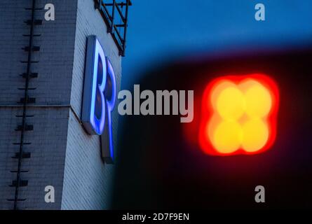 München, Deutschland. Oktober 2020. Die Rückleuchten eines vorbeifahrenden Busses sind vor dem BR-Logo zu sehen. Quelle: Lino Mirgeler/dpa/Alamy Live News Stockfoto