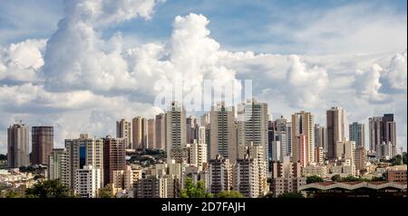 Panoramablick auf die Stadt Ribeirão Preto und die Skyline. São Paulo - Brasilien Foto aufgenommen am: 28. April 2015 Platz zum Kopieren verfügbar Stockfoto