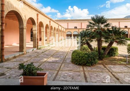 Terrasini, Sizilien, Italien - 26. September 2020: Palast von Aumale, das Regionale Museum für Naturgeschichte in Terrasini, Provinz Palermo. Stockfoto