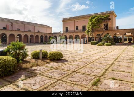 Terrasini, Sizilien, Italien - 26. September 2020: Palast von Aumale, das Regionale Museum für Naturgeschichte in Terrasini, Provinz Palermo. Stockfoto