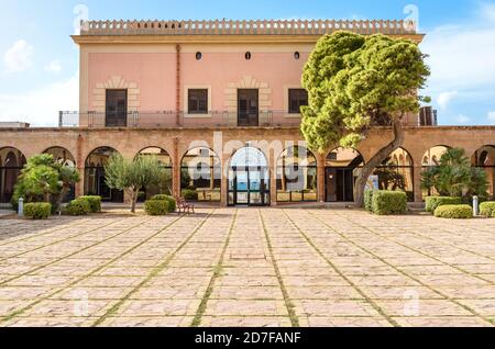 Terrasini, Sizilien, Italien - 26. September 2020: Palast von Aumale, das Regionale Museum für Naturgeschichte in Terrasini, Provinz Palermo. Stockfoto