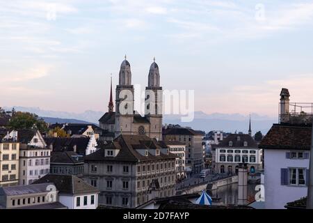 Grossmünster, Zürcher Rathaus und die Alpen vom Lindenhof aus gesehen in Zürich Schweiz Stockfoto