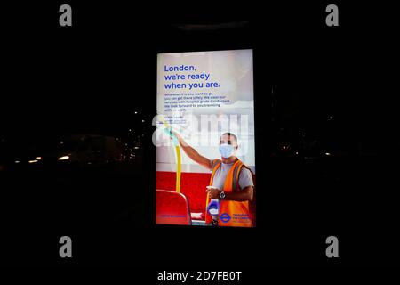 London, Großbritannien. - 7. Oktober 2020: Eine elektronische Plakatwand in West-London informiert die Menschen über Sicherheitsmaßnahmen für Londoner Transport während der Coronavirus-Pandemie. Stockfoto