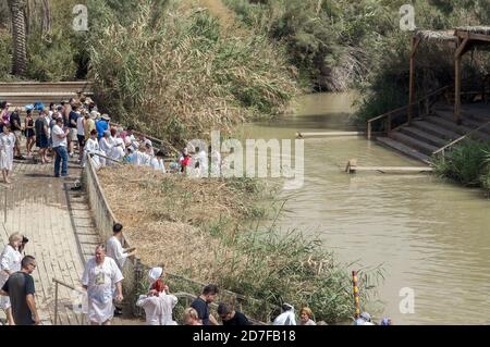 Qasr al-Yahud; Israel, Izrael, ישראל; Jordanien, der Ort, an dem Jesus getauft wurde. Der Jordan, der Ort, an dem Jesus getreten wurde. Rzeka Jordan Stockfoto