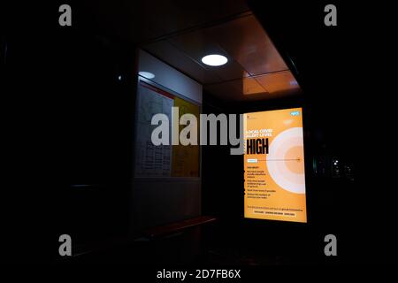 London, Großbritannien. - 22 Oct 2020: Eine elektronische Plakatwand an einer Bushaltestelle im Westen Londons warnt vor einem hohen lokalen Coronavirus-Alarmniveau. Stockfoto