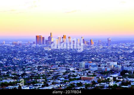 Blick auf den Sonnenuntergang von Los Angeles City vom Griffith Park Observatory Stockfoto