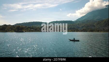 Schöne Aussicht auf den berühmten Atitlan See, Guatemala auf einem blauen Himmel Hintergrund Stockfoto