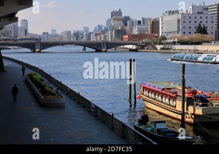 Sumida Fluss mit Kuramae Brücke im Hintergrund.Ryogoku Bezirk.Sumida Ku.Tokyo.Japan Stockfoto