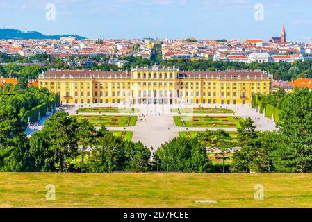 WIEN, ÖSTERREICH - 23. JULI 2019: Schloss Schönbrunn, Deutsch - Schloss Schönbrunn, und großer Parterre Französischer Garten mit schönen Blumenbeeten in Wien, Österreich Stockfoto