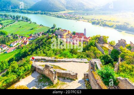 Landschaftlich schöne Luftaufnahme des Dorfes Durnstein, Wachau Donau, Österreich. Stockfoto