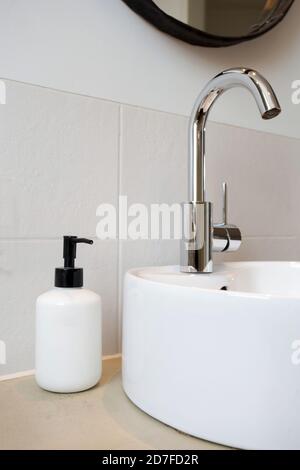 Weiße leere Flasche Seifenspender in der Nähe von modernen Waschbecken im Badezimmer, Handwäsche sauber Luxus-Innenhandwäsche Stockfoto