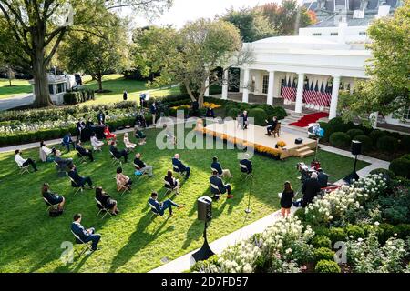 US-Präsident Donald Trump, nimmt an einer Sinclair Broadcast Rathaus Veranstaltung mit Host Eric Bolling im Rosengarten des Weißen Hauses 20. Oktober 2020 in Washington, D.C. Sinclair ist ein konservativer Medien-Outlet im Wettbewerb mit Fox News. Stockfoto