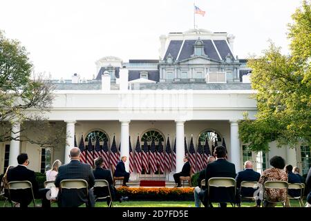 US-Präsident Donald Trump, nimmt an einer Sinclair Broadcast Rathaus Veranstaltung mit Host Eric Bolling im Rosengarten des Weißen Hauses 20. Oktober 2020 in Washington, D.C. Sinclair ist ein konservativer Medien-Outlet im Wettbewerb mit Fox News. Stockfoto