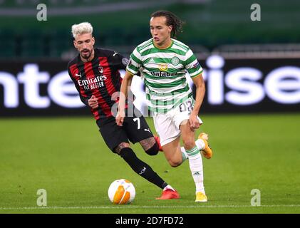 Samu Castillejo (links) von AC Milan und Diego Laxalt von Celtic kämpfen während des UEFA Europa League Group H-Spiels im Celtic Park, Glasgow, um den Ball. Stockfoto