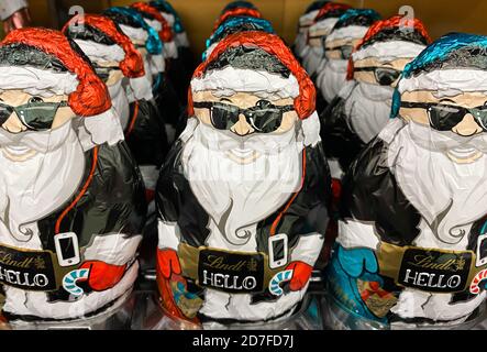 Viersen, Deutschland - Oktober 20. 2020: Blick auf Gruppe von Lindt coole moderne Schokolade weihnachtsklauseln im Regal des deutschen Supermarkts (Fokus auf weihnachtsmann in Cent Stockfoto