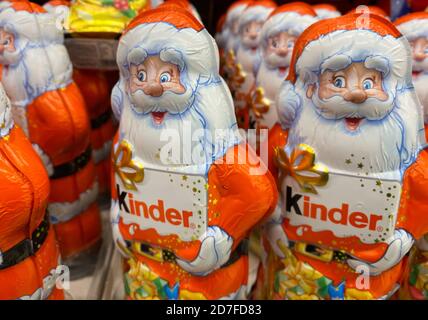 Viersen, Deutschland - Oktober 20. 2020: Blick auf die Gruppe der kinder chocolate santa Klauseln im Regal des deutschen Supermarktes (Fokus auf Gesicht in der Mitte) Stockfoto