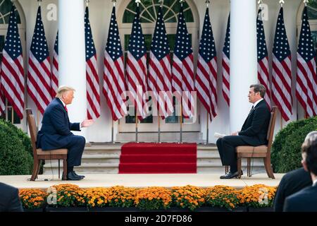 US-Präsident Donald Trump, nimmt an einer Sinclair Broadcast Rathaus Veranstaltung mit Host Eric Bolling im Rosengarten des Weißen Hauses 20. Oktober 2020 in Washington, D.C. Sinclair ist ein konservativer Medien-Outlet im Wettbewerb mit Fox News. Stockfoto