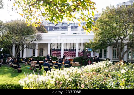 US-Präsident Donald Trump, nimmt an einer Sinclair Broadcast Rathaus Veranstaltung mit Host Eric Bolling im Rosengarten des Weißen Hauses 20. Oktober 2020 in Washington, D.C. Sinclair ist ein konservativer Medien-Outlet im Wettbewerb mit Fox News. Stockfoto