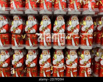 Viersen, Deutschland - Oktober 20. 2020: Blick auf gestapelte Schokoladen-weihnachtsklauseln im deutschen Supermarkt Stockfoto