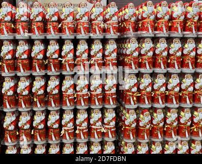 Viersen, Deutschland - Oktober 20. 2020: Blick auf gestapelte Schokoladen-weihnachtsklauseln im deutschen Supermarkt Stockfoto