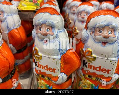 Viersen, Deutschland - Oktober 20. 2020: Blick auf die Gruppe der kinder chocolate santa Klauseln im Regal des deutschen Supermarktes (Fokus auf Gesicht in der Mitte) Stockfoto