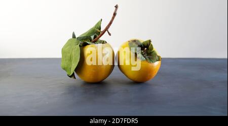 Frische Kaki auf weißem Hintergrund Stockfoto