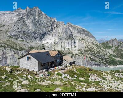 Capanna da l'Albigna, Albinga-Hütte, oberhalb des Stausees Albigna bei Dorf Vicosoprano, Bergell, Schweiz. Stockfoto