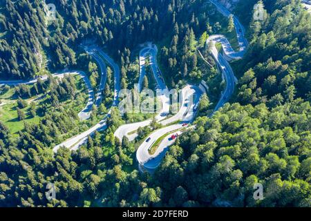 Kurven des Majola-Gebirgspasses, Drohnenschuss, Schweiz Stockfoto