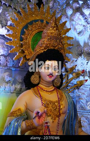 Hindu Festival Durgotsab Bild. Das Gesicht der Göttin Kartik. Es ist eine Skulptur des Künstlers aus Ton und Stroh. Stockfoto