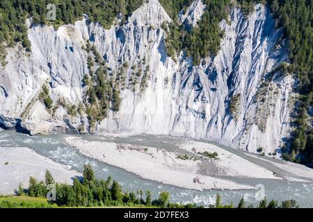 Atemberaubender Blick aus der Vogelperspektive auf Ruinaulta, die Rheinschlucht, Engadine, Schweiz Stockfoto