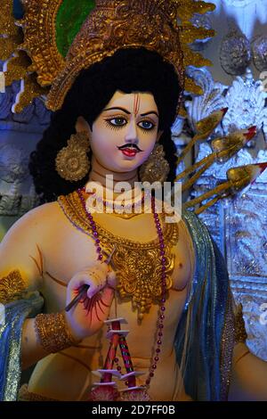 Hindu Festival Durgotsab Bild. Das Gesicht der Göttin Kartik. Es ist eine Skulptur des Künstlers aus Ton und Stroh. Stockfoto