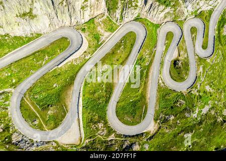 Atemberaubender Blick aus der Vogelperspektive auf die historische Straße Tremola, den Bergpass Sasso San Gotthardo, Schweiz. Stockfoto