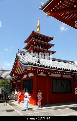 Touristen in Kimonos fotografieren im Senso-Ji Tempel die Pagode Im Hintergrund.Asakusa.Tokyo.Japan Stockfoto