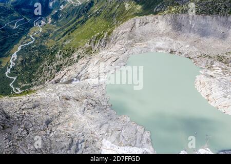 Drohnenaufnahme des schmelzenden Rhonegletschers, Gletschersee, Quelle des Rhonegletschers, Schweiz. Stockfoto