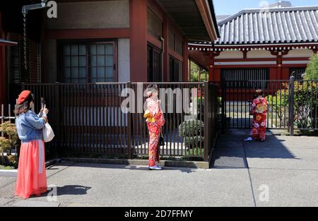 Weibliche Touristen im traditionellen japanischen Kimono bekommen Bild aufgenommen in Senso-ji-Tempel.Asakusa.Tokyo.Japan Stockfoto