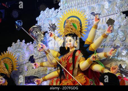 Bild des großen Festes des Hinduismus. Das Bild der Familie der Durga Devi. Es ist eine Skulptur des Künstlers aus Ton und Stroh. Stockfoto