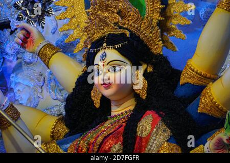 Bild des großen Festes des Hinduismus. Das Bild der Familie der Durga Devi. Es ist eine Skulptur des Künstlers aus Ton und Stroh. Stockfoto