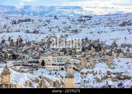 Panoramablick auf Göreme in Kappadokien im Winter, Türkei Stockfoto