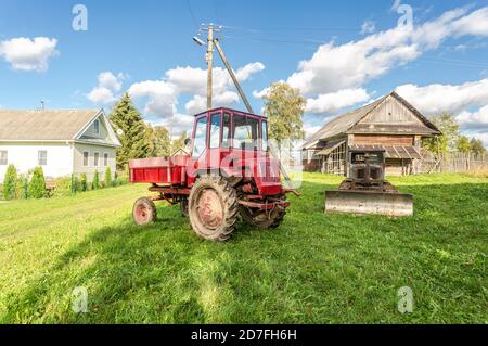 Borovichi, Russland - 15. September 2020: Radtraktor XTZ T-16M von Charkow Fabrik der Traktor selbstfahrenden Chassis hergestellt Stockfoto