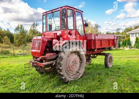 Borovichi, Russland - 15. September 2020: Radtraktor XTZ T-16M von Charkow Fabrik der Traktor selbstfahrenden Chassis hergestellt Stockfoto