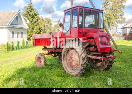 Borovichi, Russland - 15. September 2020: Radtraktor XTZ T-16M von Charkow Fabrik der Traktor selbstfahrenden Chassis hergestellt Stockfoto