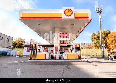 Samara, Russland - 8. Oktober 2020: Shell-Tankstelle an sonnigen Tagen. Shell V-Power Tankstelle. Royal Dutch Shell ist ein anglo-niederländisches multinationales Öl Stockfoto