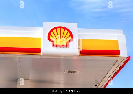 Samara, Russland - 8. Oktober 2020: Emblem der Royal Dutch Shell Ölgesellschaft gegen den blauen Himmel Stockfoto